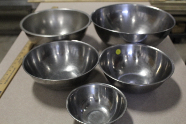 lot 200 image: Mixing Bowl Lot