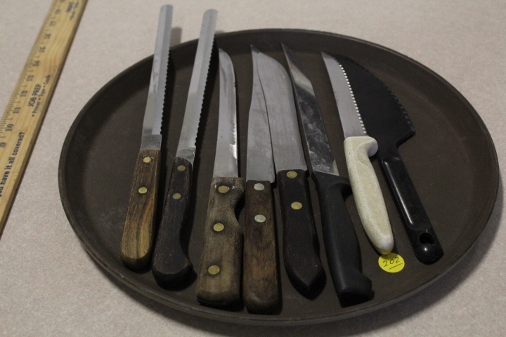 lot 202 image: Knife Lot