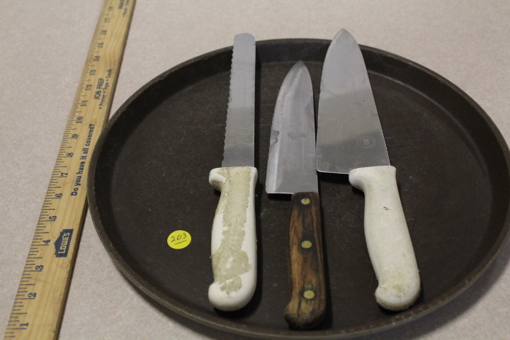 lot 203 image: Knife Lot