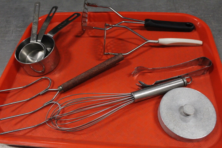 lot 230 image: Utensil lot