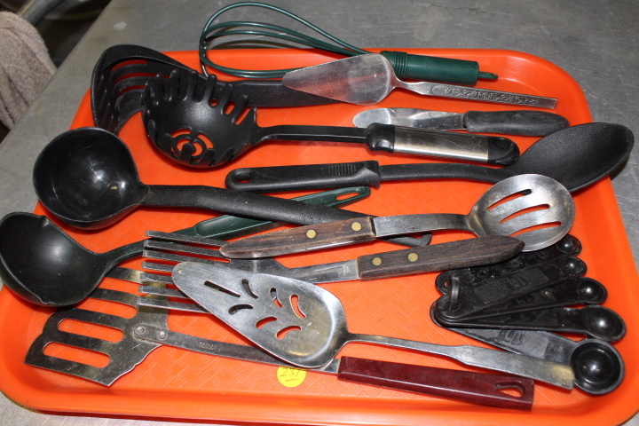 lot 231 image: Utensil Lot