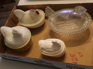 lot 25 image: Glass Chickens & Duck on Nests  (FR)