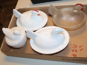 lot 26 image: Glass Chickens on Nests  (FR)