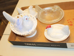 lot 27 image: Glass Chickens on Nests  (FR)