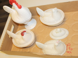 lot 28 image: Glass Rooster and Chickens on Nests Lot  (FR)