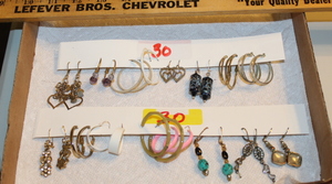 lot 30 image: Earrings Lot #2  (FR)
