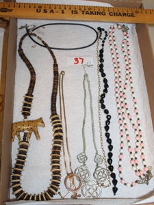 lot 37 image: Necklaces #3  (FR)