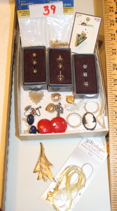 lot 39 image: Misc. Jewelry Lot  (FR)
