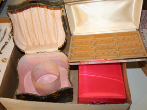 lot 41 image: Corsage & Jewelry Boxes Lot  (FR)
