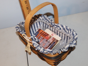 lot 46 image: Longaberger Basket - 1997 Sweetheart Sweet Treats Basket  (FR)