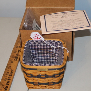 lot 48 image: Longaberger Basket - 1999 Miniature Two-Pie Basket - NIB  (FR)
