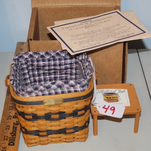 lot 49 image: Longaberger Basket - 1999 Miniature Two-Pie Basket - NIB  (FR)
