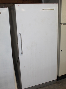 lot 2 image: Frigidaire Freezer - Works  (Garage)