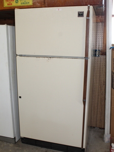 lot 3 image: Whirlpool RefrigeratorFreezer - Works  (Garage)