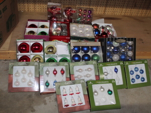 lot 140 image: Christmas Tree Ornaments (Balls) Lot  (Garage)