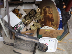 lot 194 image: Decorations Lot  (Garage)