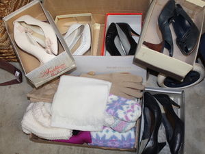 lot 204 image: Ladies Shoes  Gloves  Hat  Scarves Lot  (Garage)