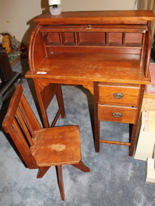 lot 6 image: Vintage Kids Roll Top Desk wChair - NICE (BR1)