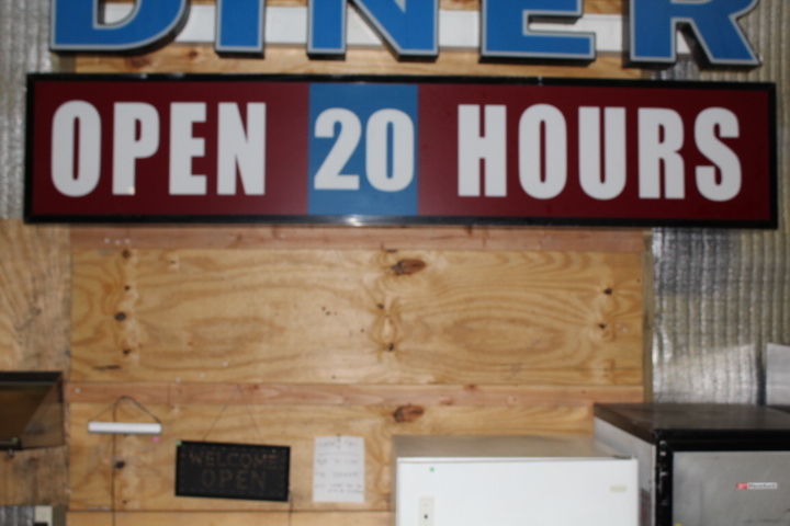 lot 71 image: Lighted Sign Box