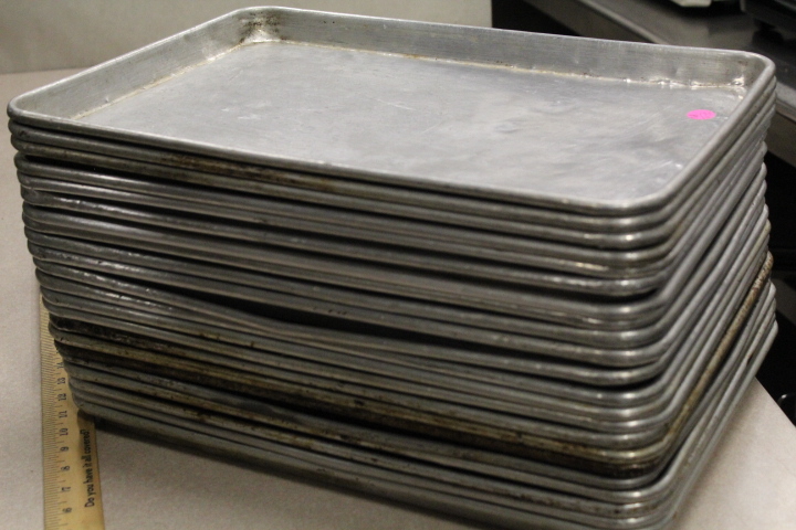 lot 118 image: 12 size sheet pans