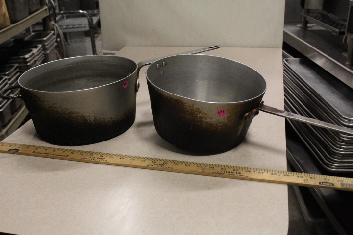 lot 121 image: Sauce pots