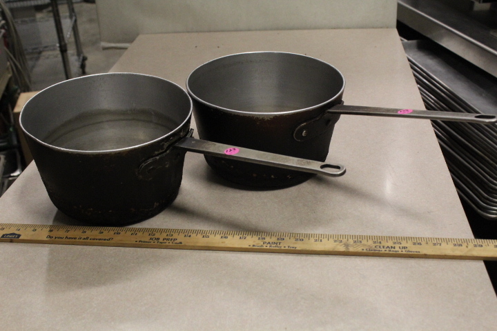 lot 122 image: Sauce pots