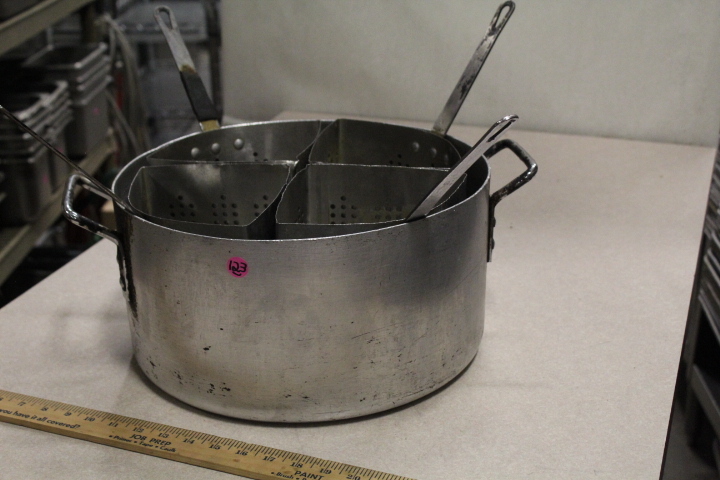 lot 123 image: pasta pot