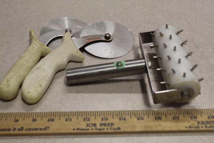lot 162 image: pizza utensil lot