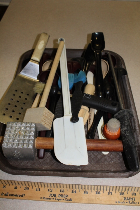 lot 165 image: Utensil lot