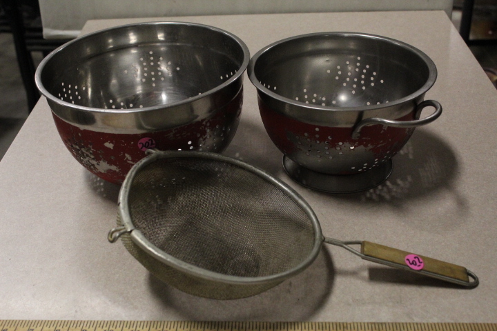 lot 202 image: Colander lot