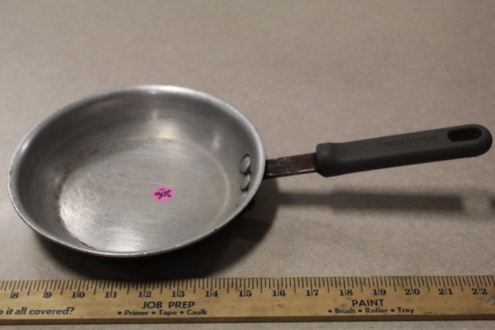 lot 206 image: 8 frying pan
