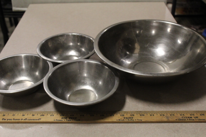 lot 209 image: Mixing bowl lot