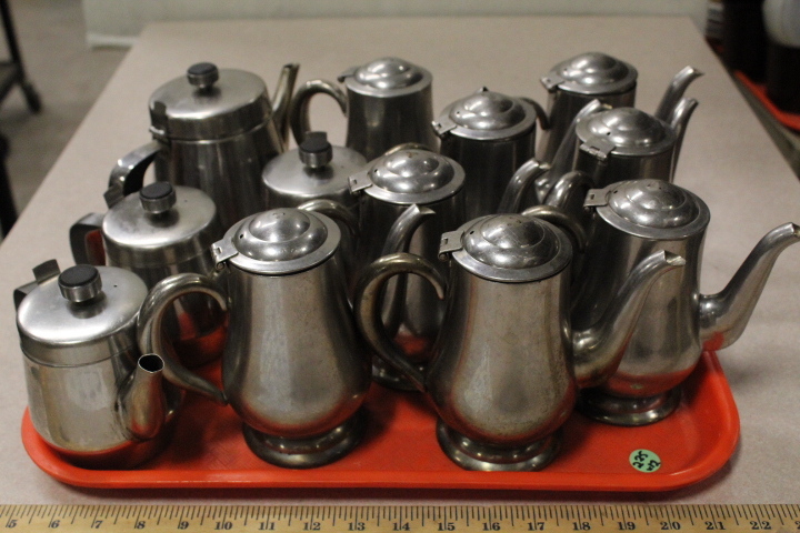 lot 225 image: Tea servers