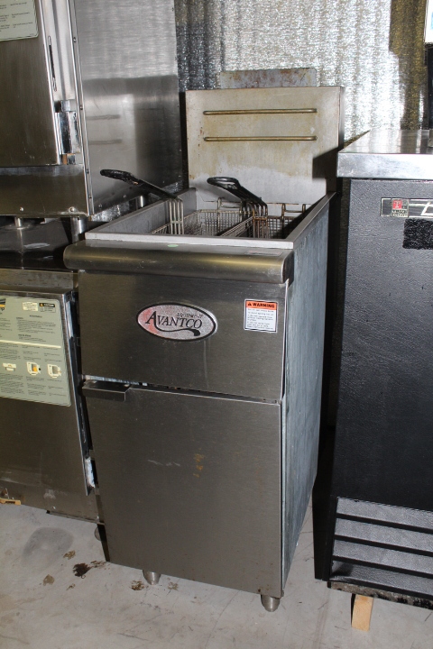 lot 10 image: Fryer - gas