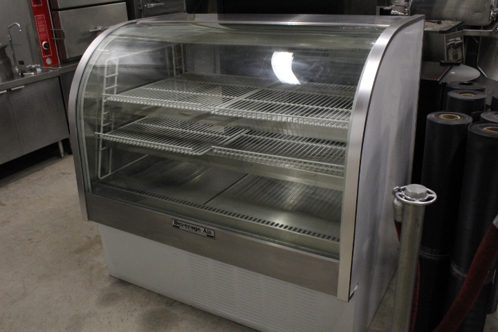 lot 16 image: Beverage Air Curved Glass Refrigerated Bakery Display Case