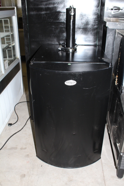 lot 24 image: Kegerator