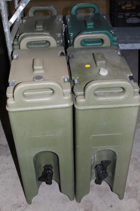lot 51 image: Cambro Beverage Carriers