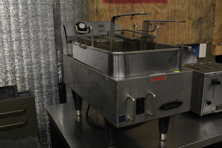 lot 53 image: Countertop fryer