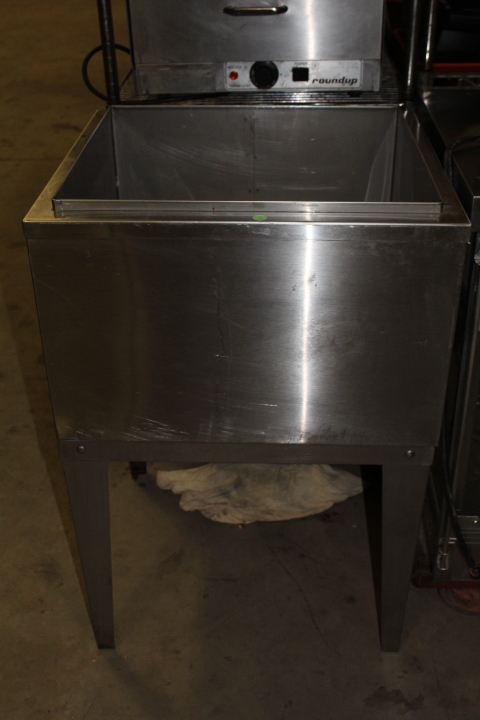 lot 55 image: Manitowoc 9 circuit cold plate ice bin