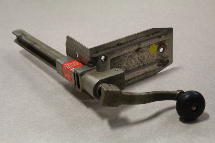 lot 74 image: Edlund can opener