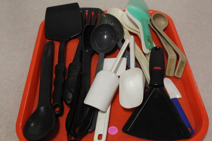 lot 120 image: Utensil Lot plastic