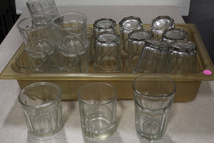 lot 128 image: Glassware lot