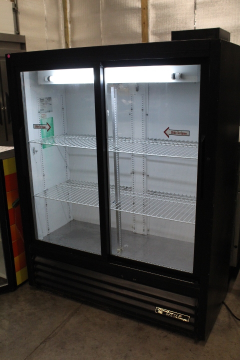 lot 18A image: True double sliding glass door cooler  merchandiser
