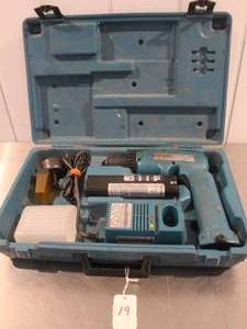 lot 19 image: Makita Cordless Drill