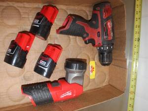 lot 26 image: Milwaukee Cordless Work Light and Drill Lot