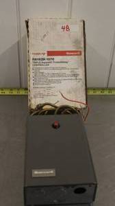 lot 48 image: Honeywell R8182H 1070 Triple Aquastat Protectorelay Controller - New in Box