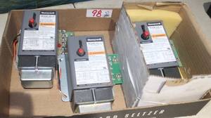 lot 98 image: Honeywell Primary Controls