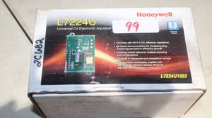 lot 99 image: Honeywell Universal Oil Electronic Aquastat - NIB