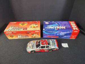 lot 32 image: #29 GM Goodwrench Service Plus Looney Tunes 2001 Monte Carlo 124 NASCAR Limited Edition Kevin Harvick 2001 (lot A)