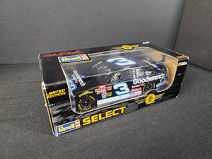 lot 44 image: #3 GM Goodwrench OREO  2001 124 NASCAR Limited Edition Dale Earnhardt  2001